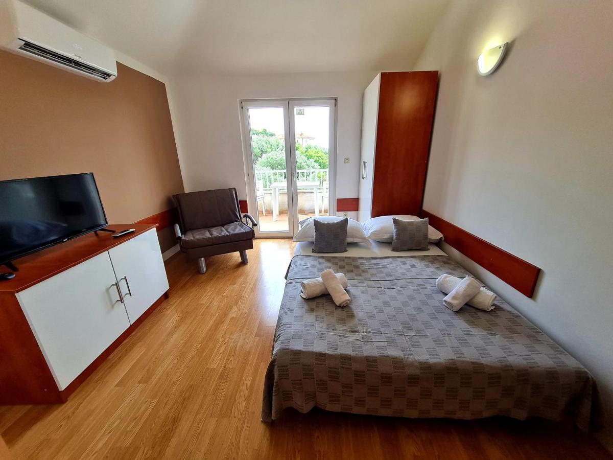 Vila Maslina Apartments Mit Pool Und Garten Nahe Am Strand 图彻皮 外观 照片