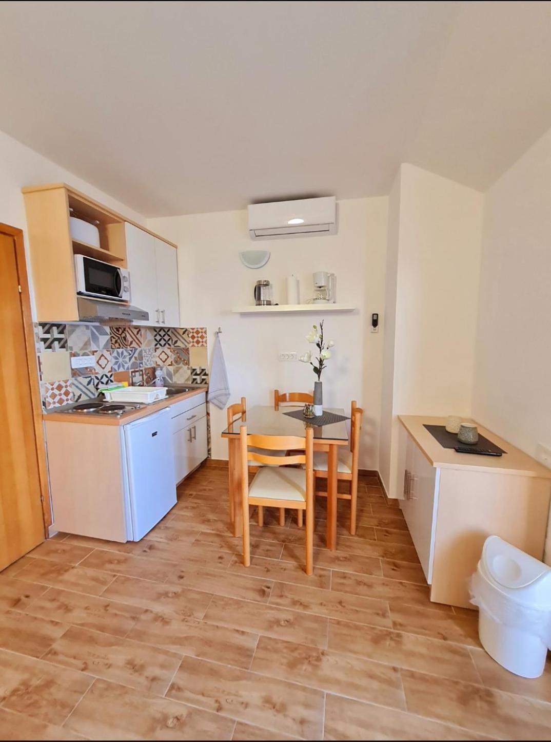 Vila Maslina Apartments Mit Pool Und Garten Nahe Am Strand 图彻皮 客房 照片
