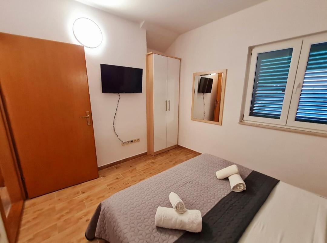 Vila Maslina Apartments Mit Pool Und Garten Nahe Am Strand 图彻皮 客房 照片