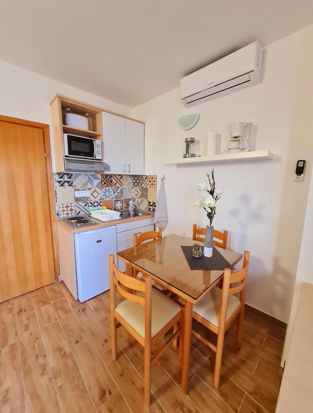 Vila Maslina Apartments Mit Pool Und Garten Nahe Am Strand 图彻皮 客房 照片
