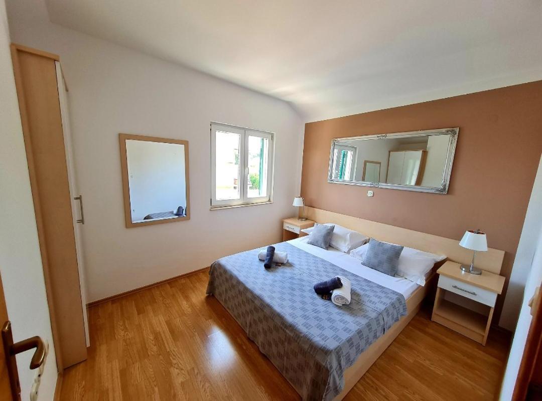 Vila Maslina Apartments Mit Pool Und Garten Nahe Am Strand 图彻皮 客房 照片
